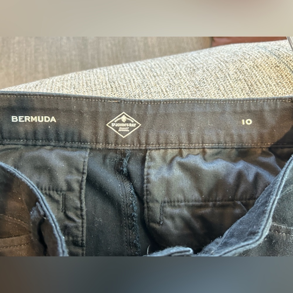 B058. StJohn’s Bay Bermuda shorts size 10 Black - Picture 3 of 3